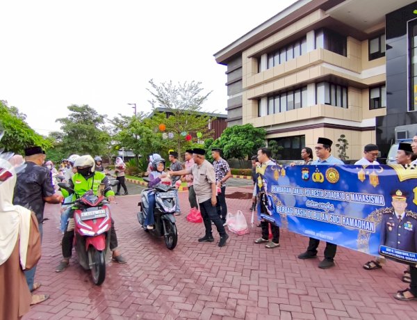 Polresta Sidoarjo Gandeng Mahasiswa Berbagi Takjil untuk Masyarakat